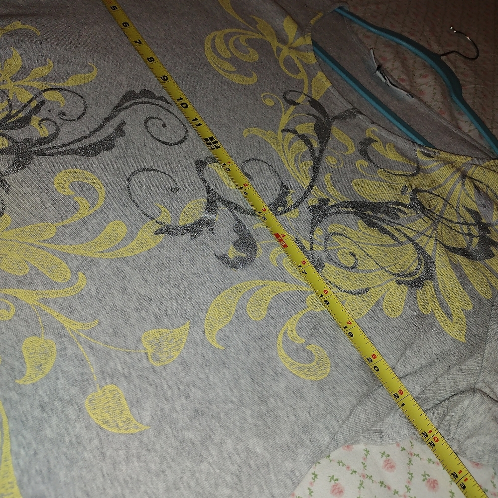 Karen Scott. Size 1X. 3/4 length sleeve gray with gray and yellow design. - Picture 5 of 7